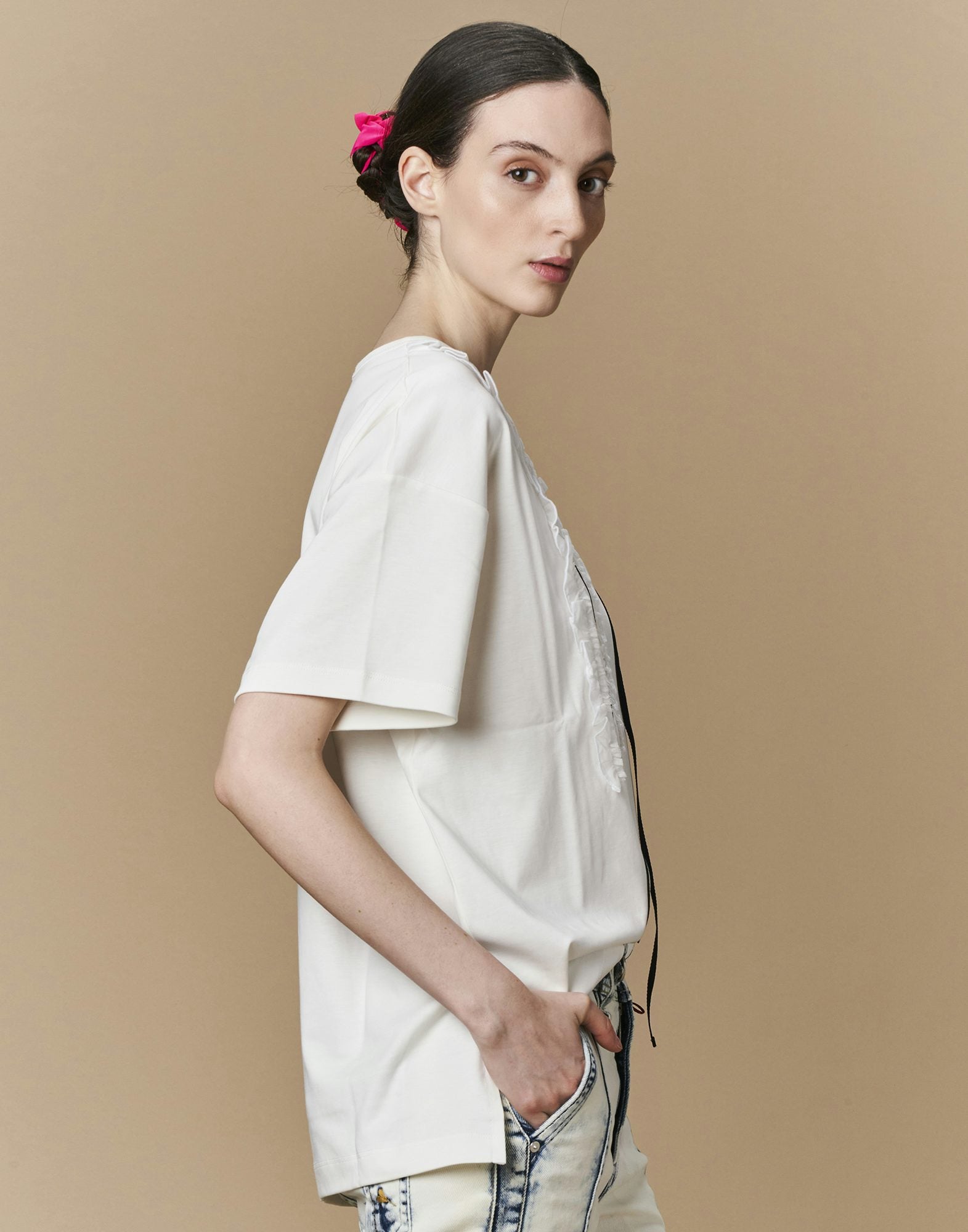 Define T-shirt in ivory jersey with ribbons and ruffles