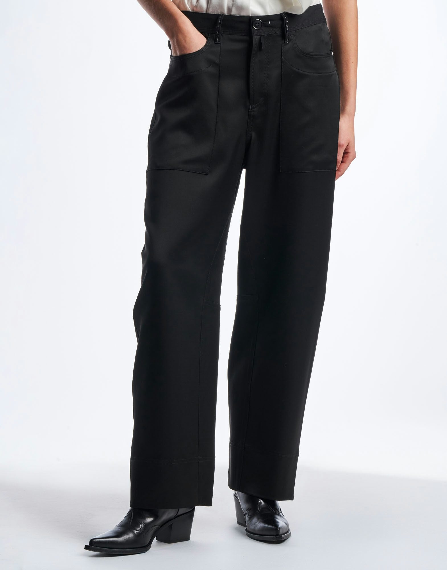 Qualify Black curved leg pants Black