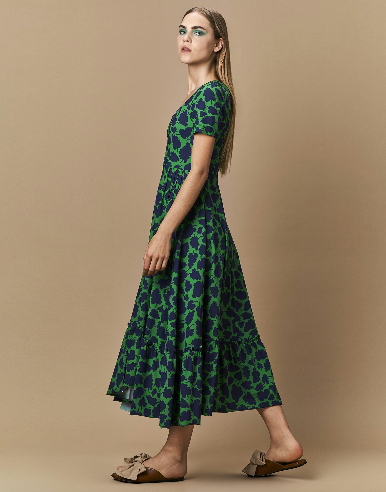 Fantastic Full skirted dress with fitted bodice and leaf print