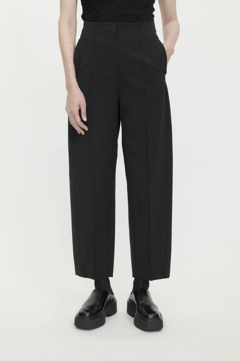 Gent Modern Pants in a Barrel Cut Black