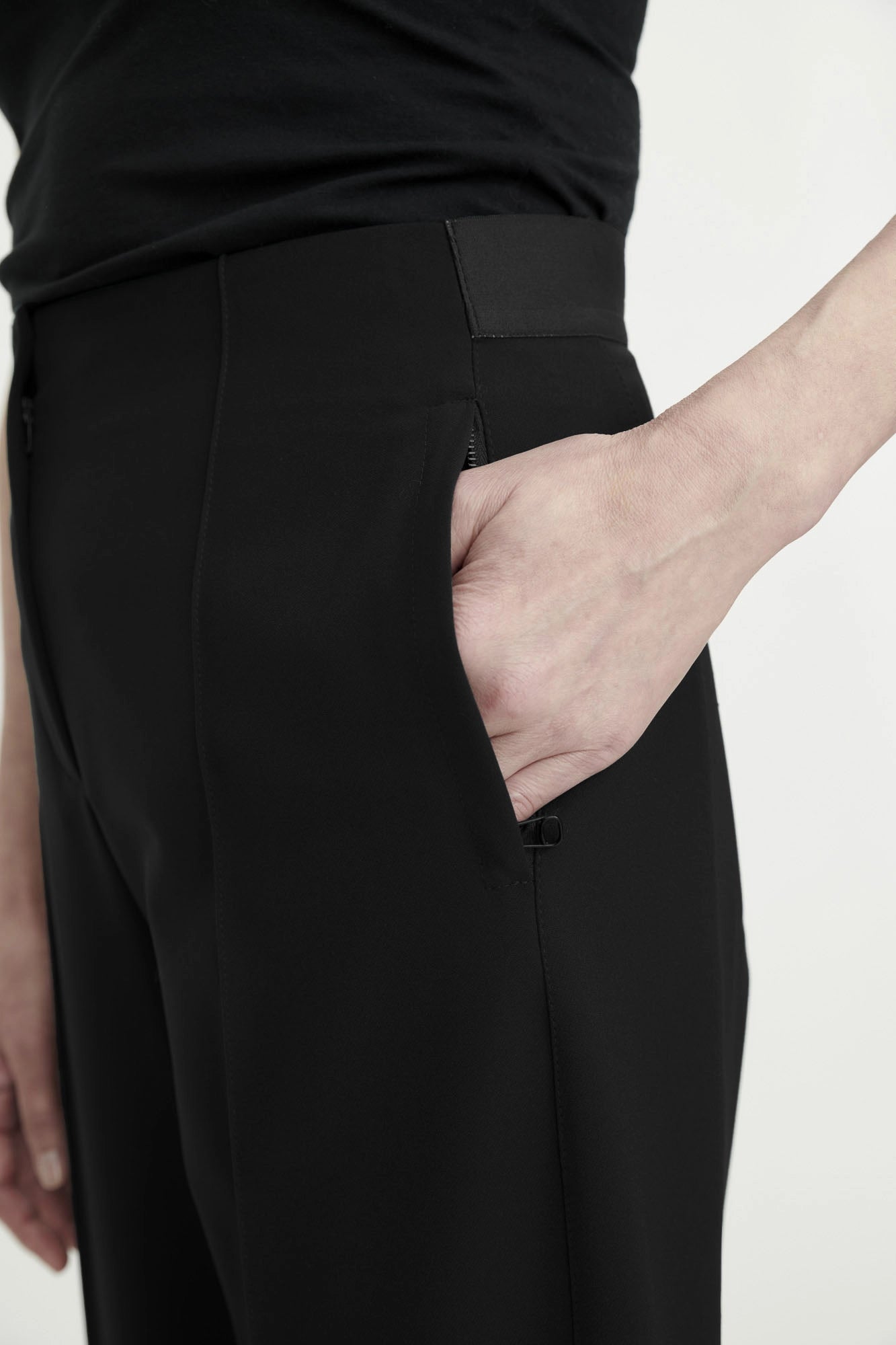 Gent Modern Pants in a Barrel Cut Black