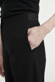 Gent Modern Pants in a Barrel Cut Black