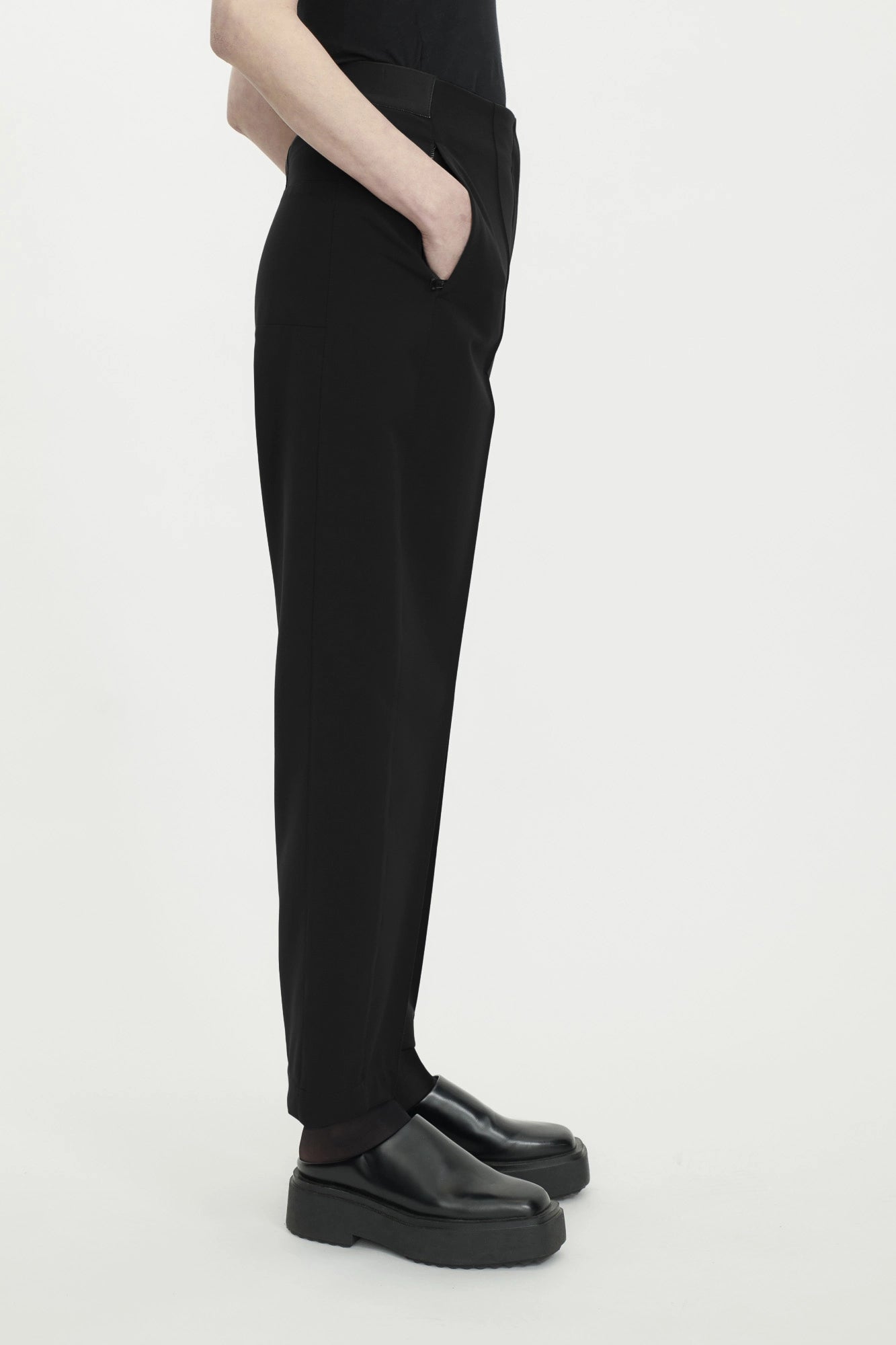 Gent Modern Pants in a Barrel Cut Black