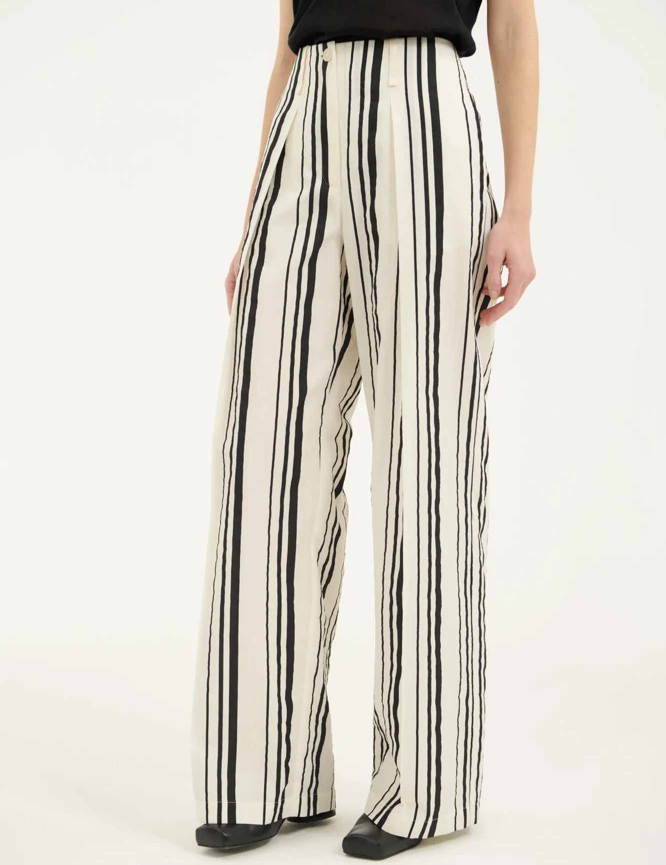 imgi_83_top_SUE_40511-08_pants_ORK_40114-08_Motive_51_1118_2560x2560_2x_1.webp