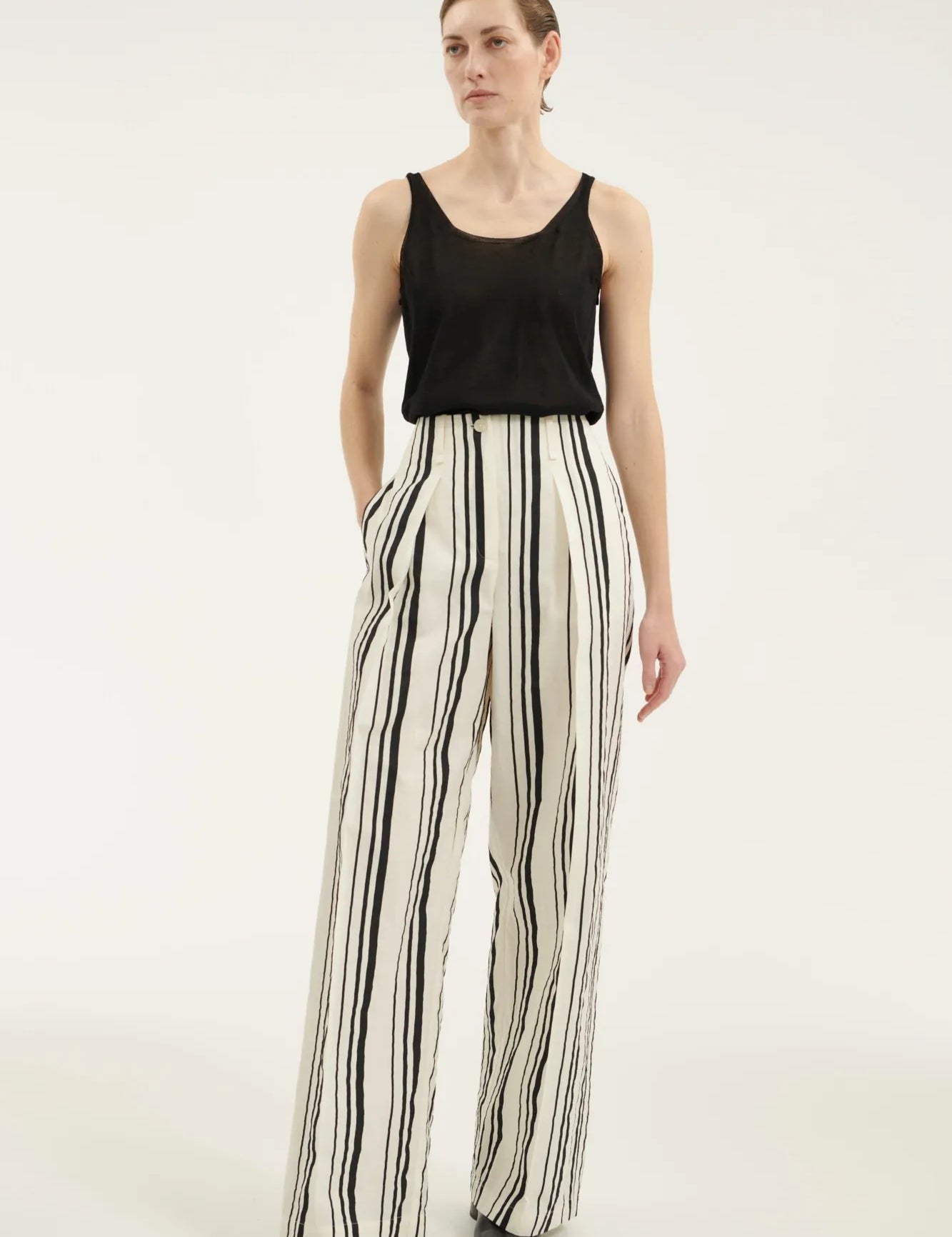 imgi_91_top_SUE_40511-08_pants_ORK_40114-08_Motive_51_1108_2560x2560_2x_1.webp
