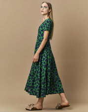 Fantastic Full skirted dress with fitted bodice and leaf print