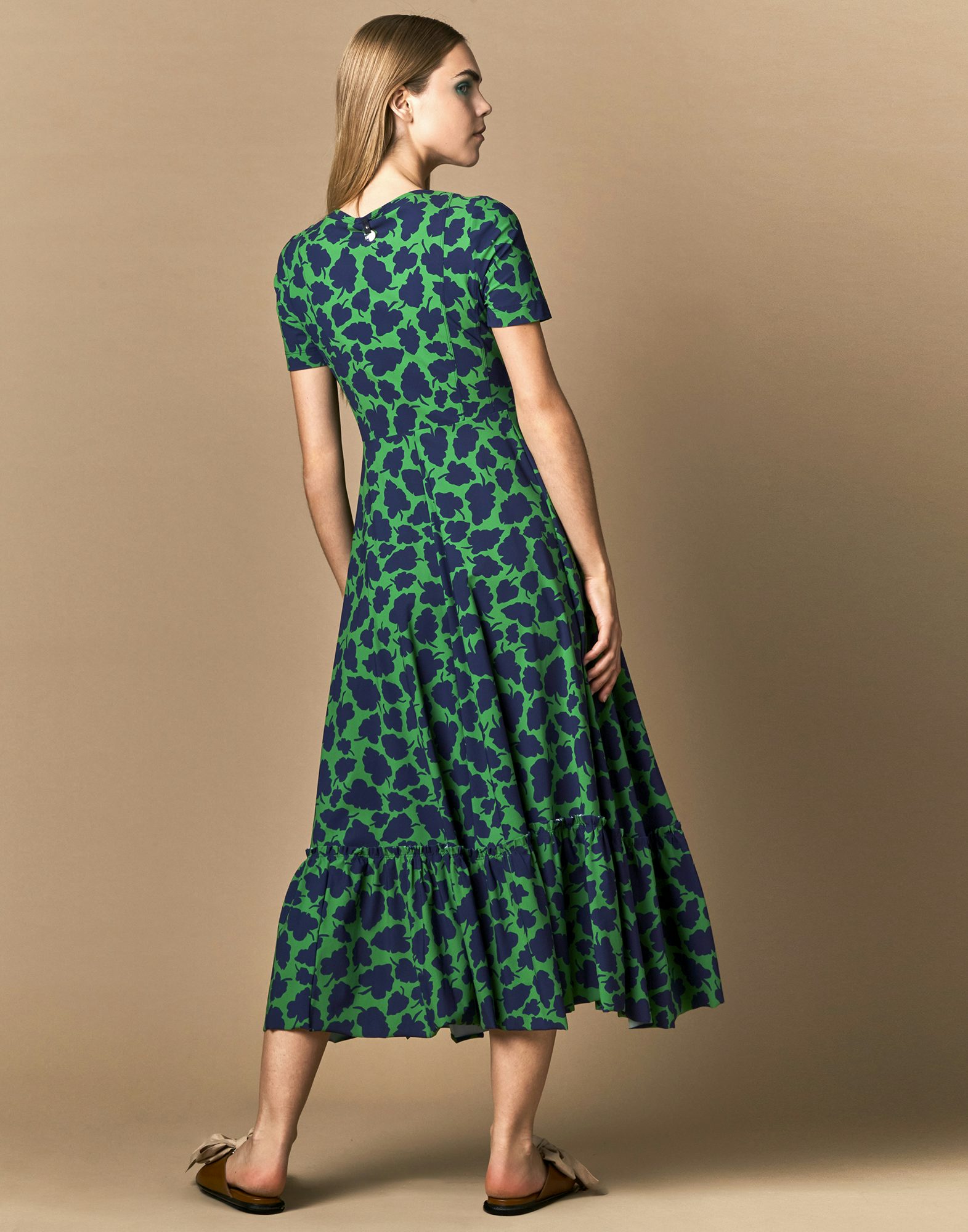 Fantastic Full skirted dress with fitted bodice and leaf print