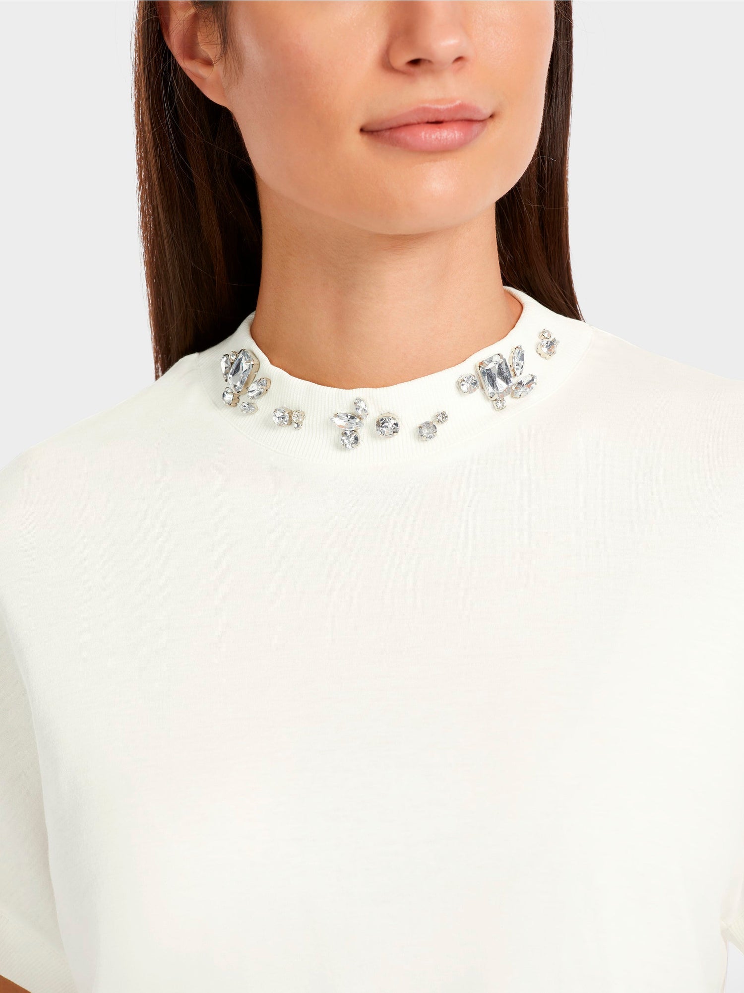 T-shirt with beaded collar