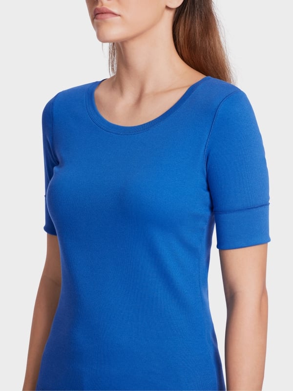 Body hugging t-shirt with ¾-sleeves