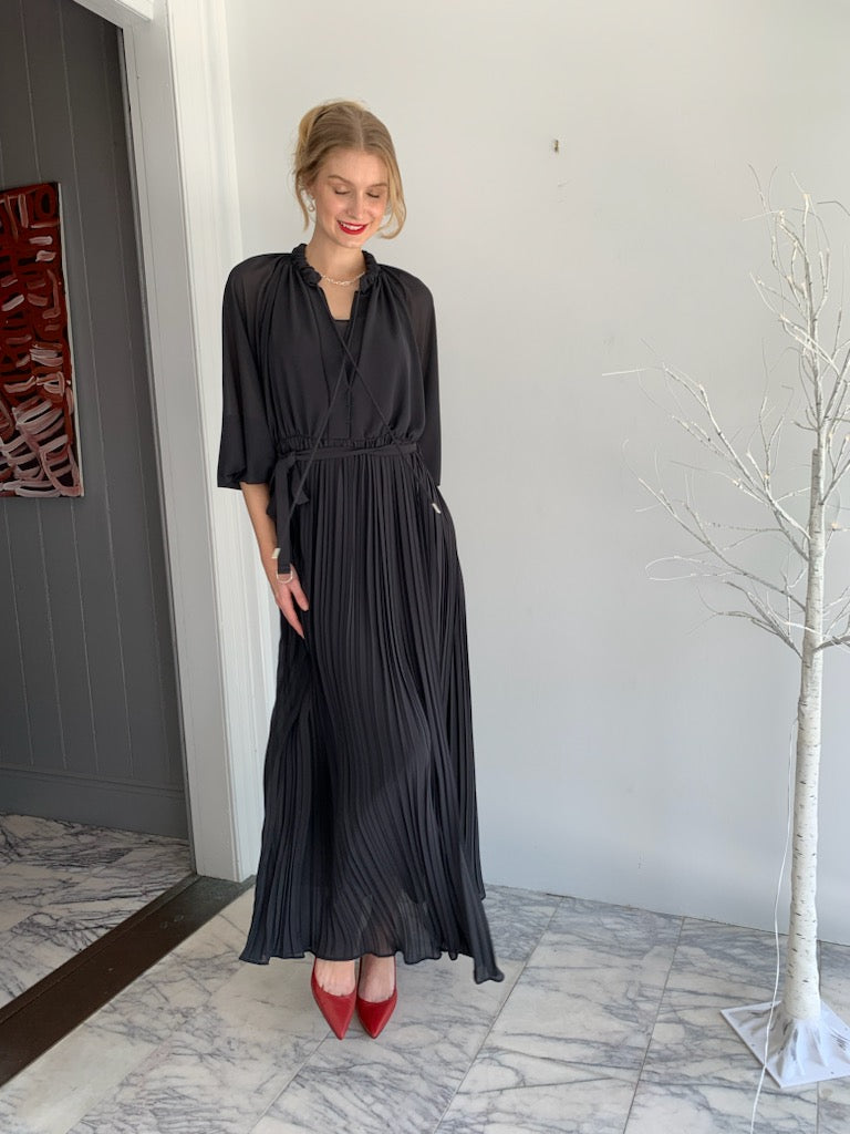 Air Long Pleated Dress in georgette black