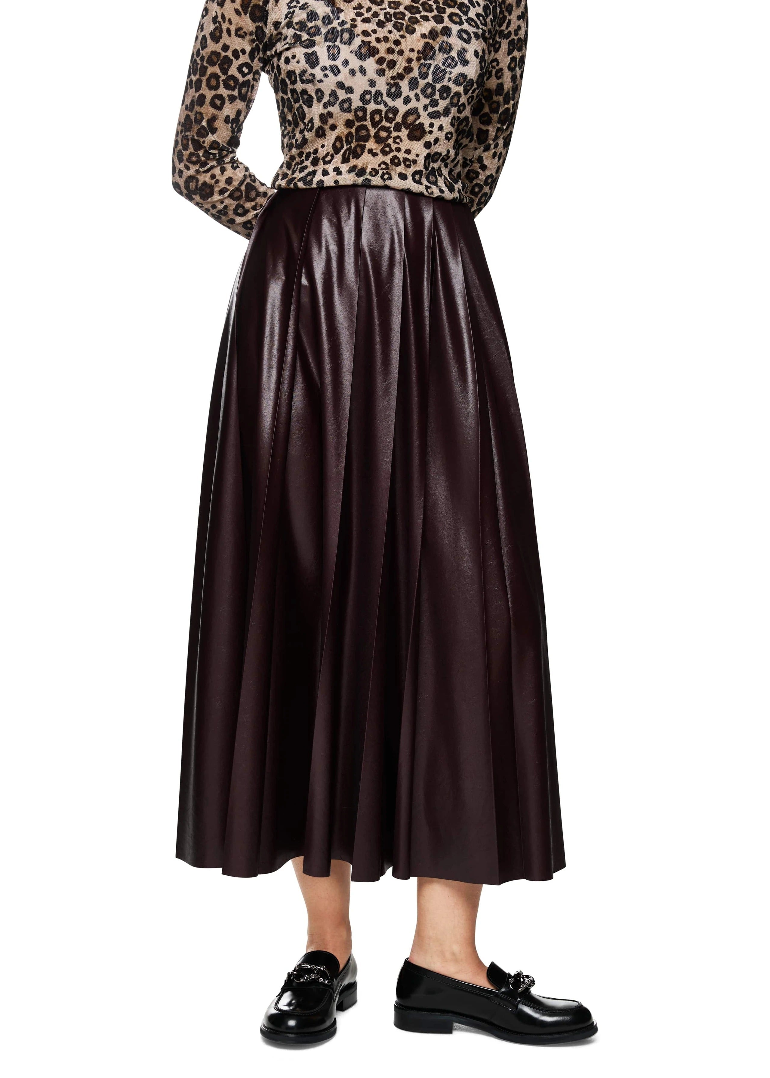 Pleated Skirt In A Shiny Look Dark Wood