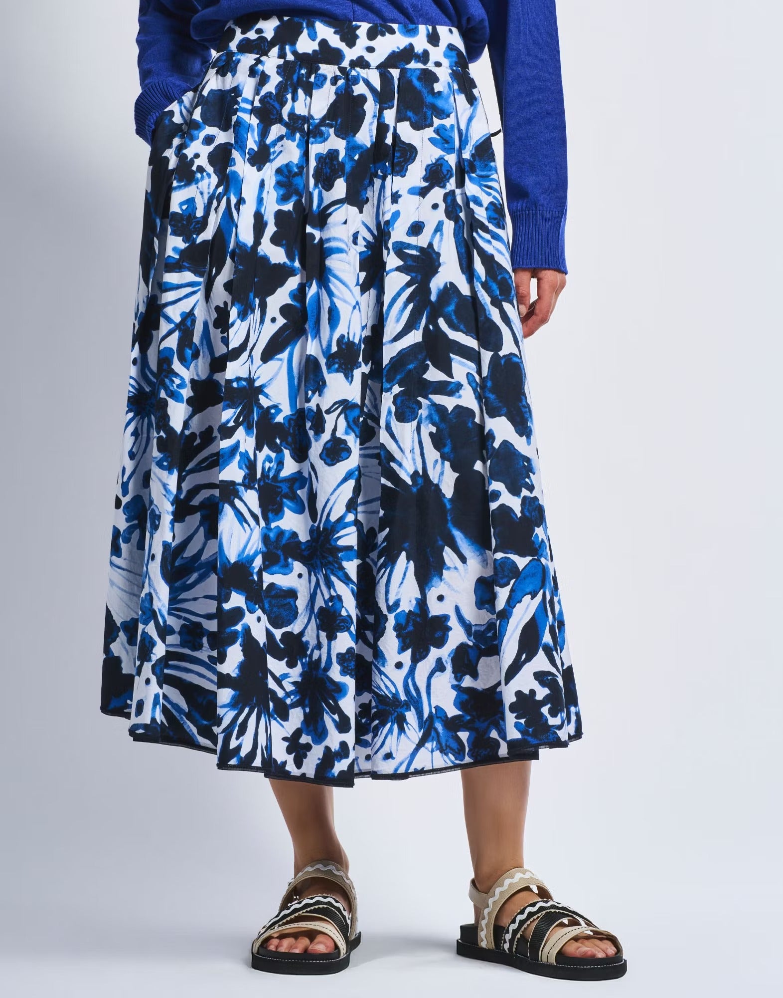 Swing Midi pleated skirt with blue floral print