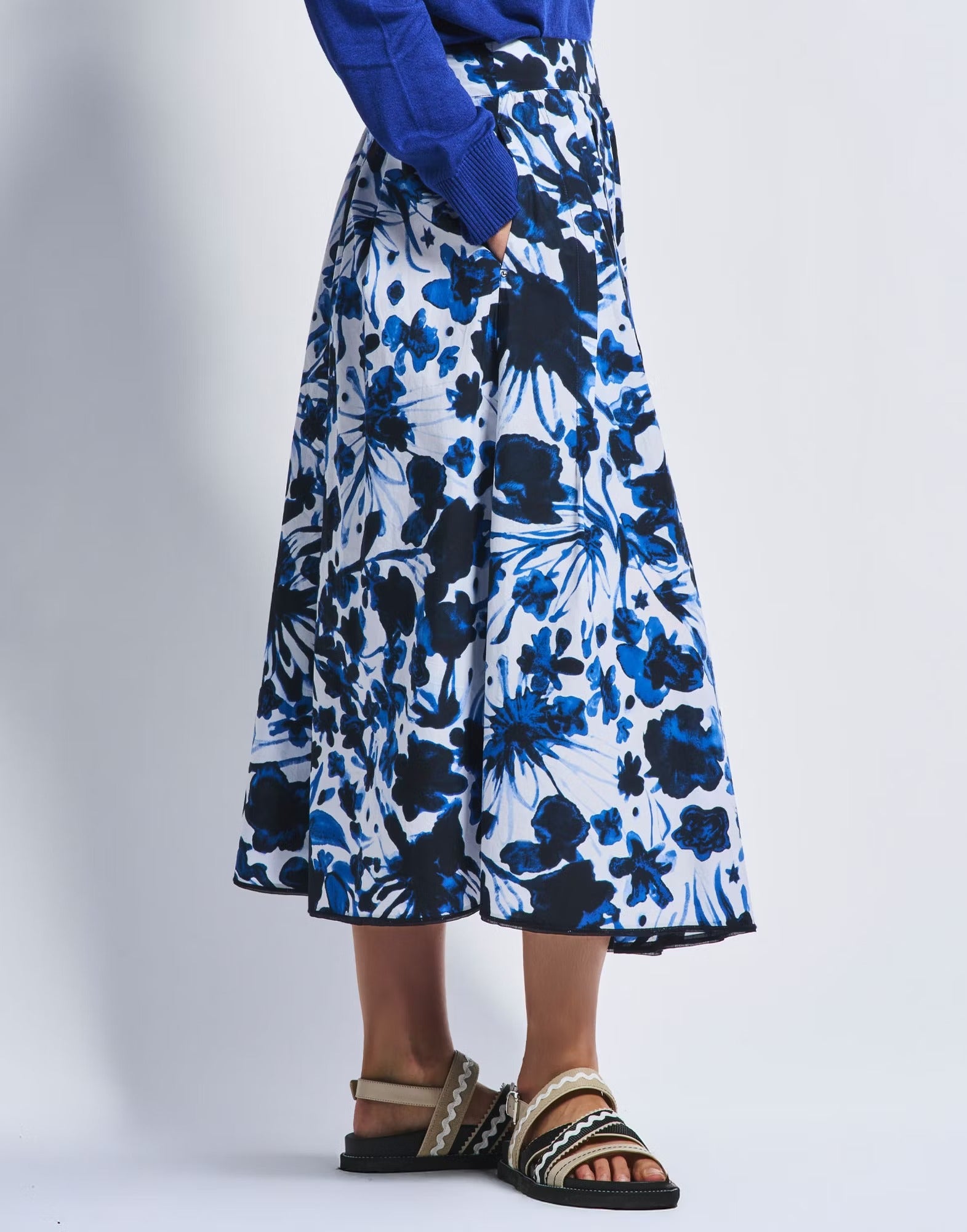 Swing Midi pleated skirt with blue floral print