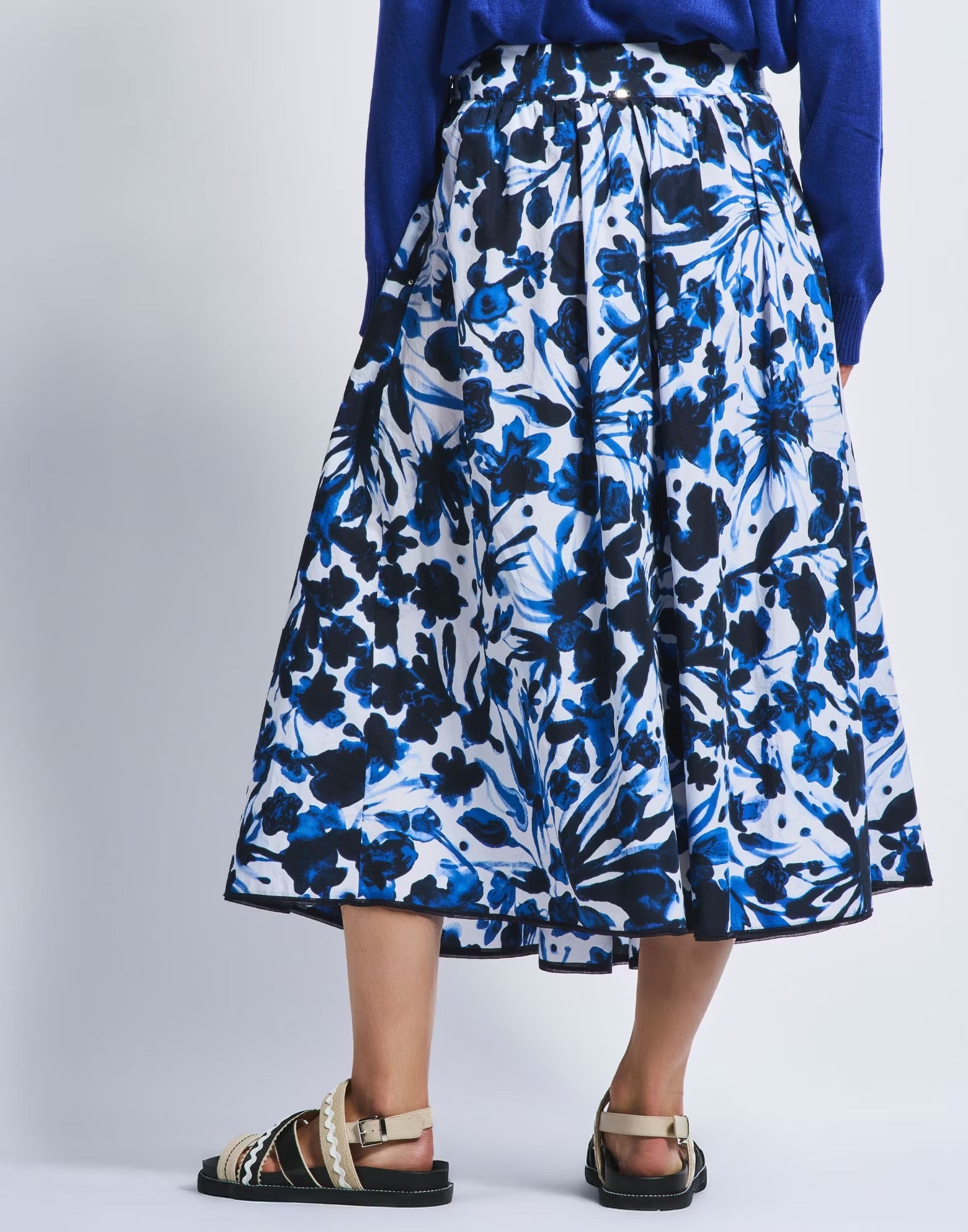 Swing Midi pleated skirt with blue floral print