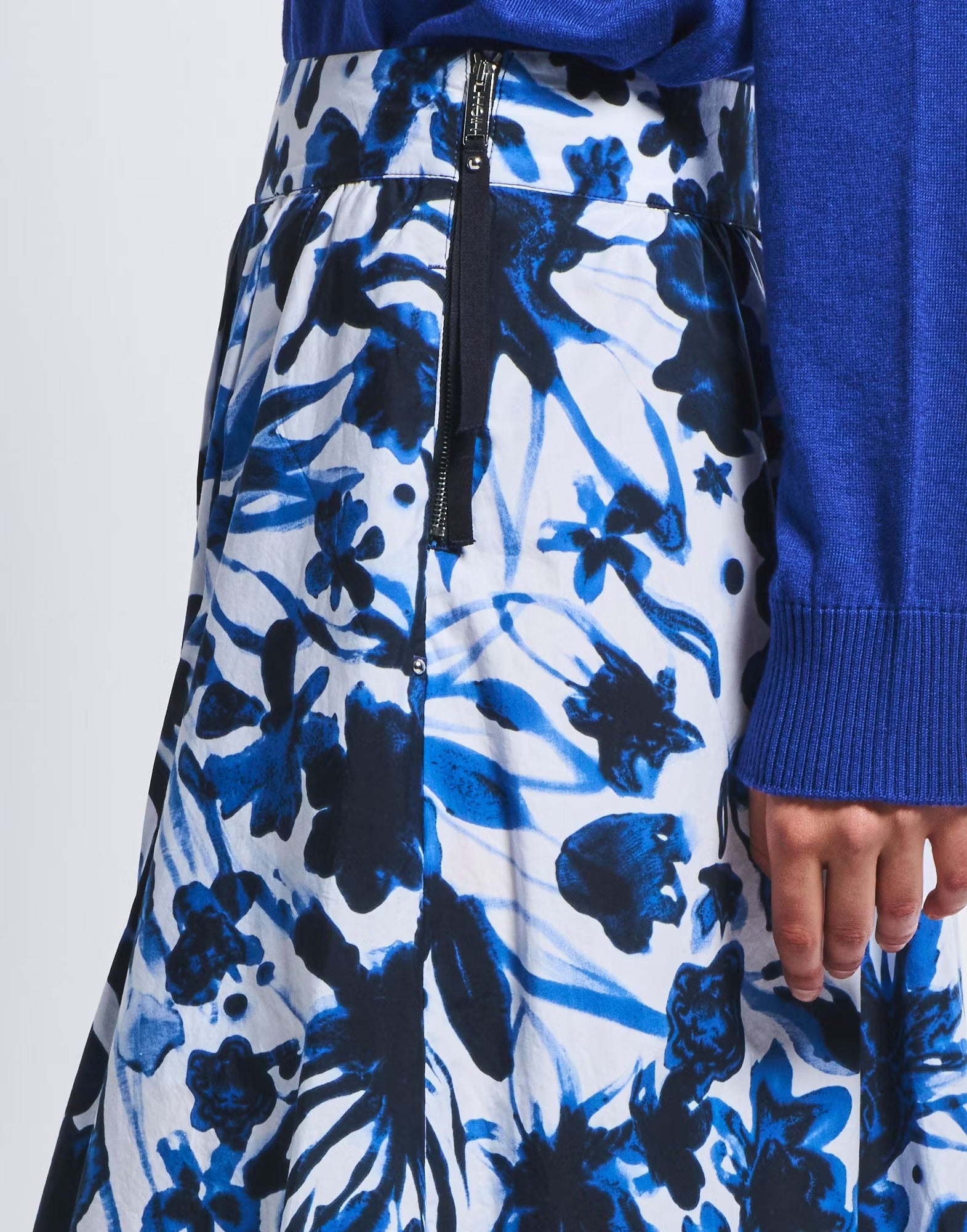 Swing Midi pleated skirt with blue floral print