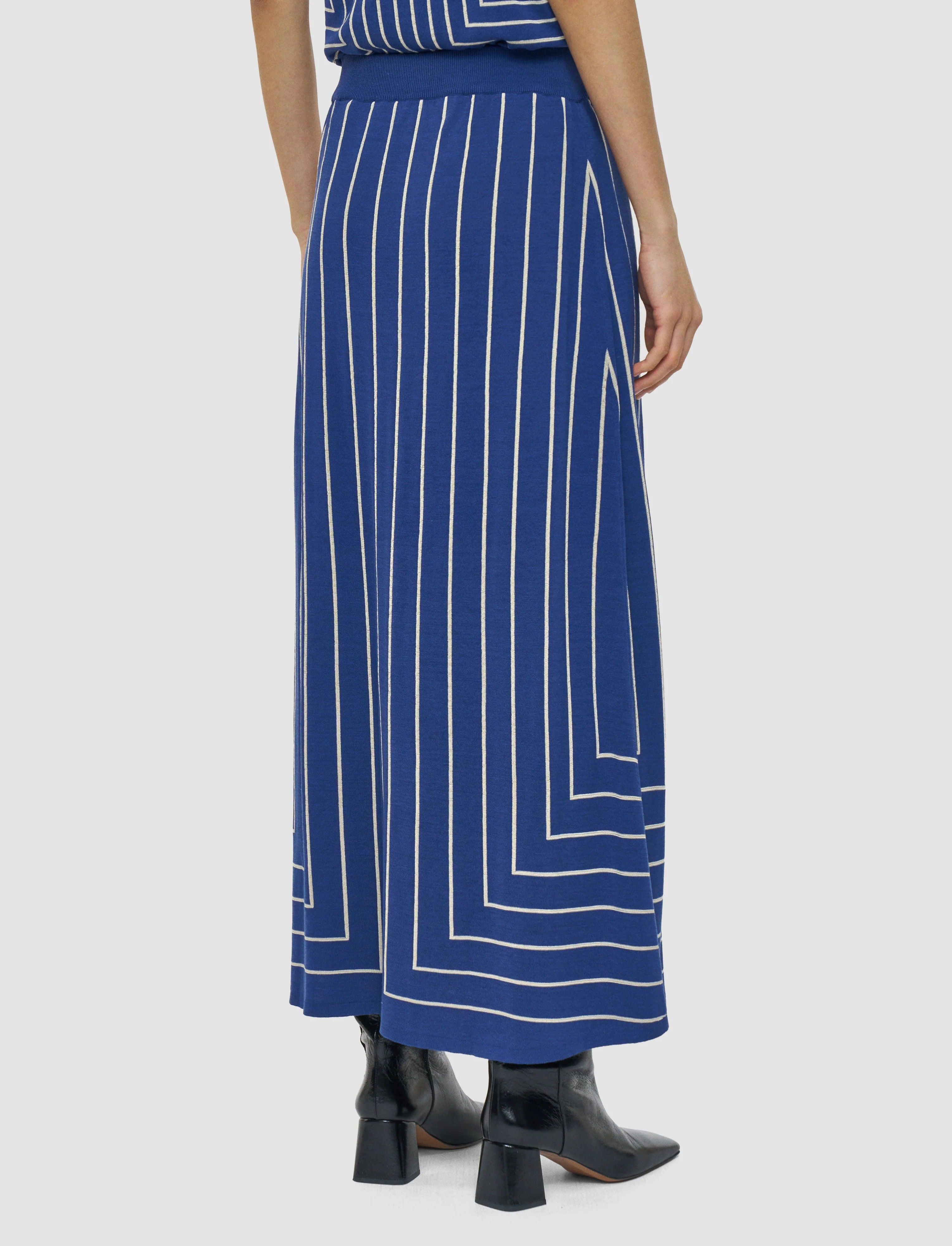 Skirt-Geometric Jacquard