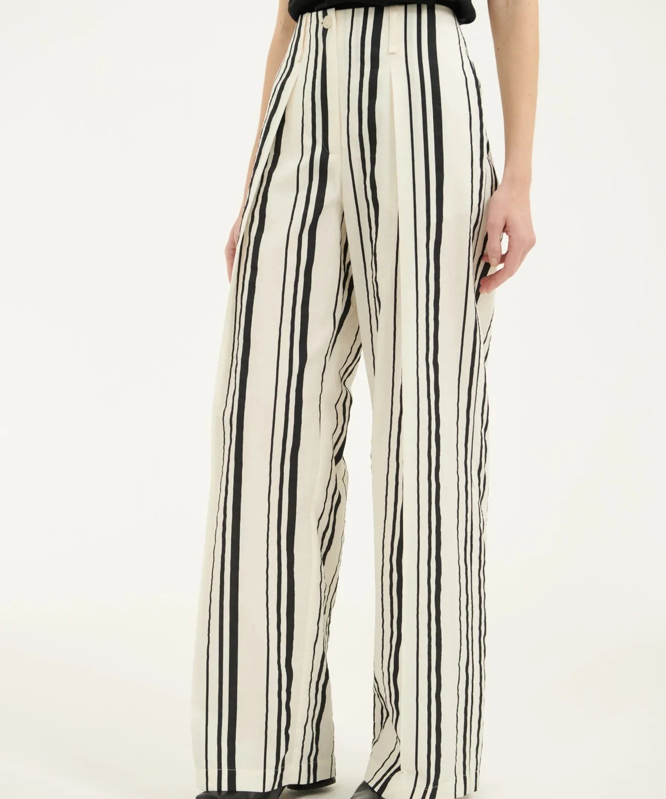 imgi_83_top_SUE_40511-08_pants_ORK_40114-08_Motive_51_1118_2560x2560_2x_1.webp