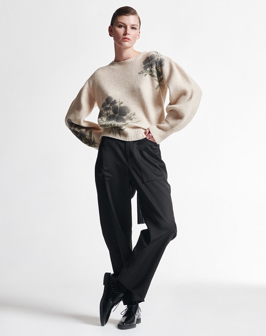 Qualify Black curved leg pants Black