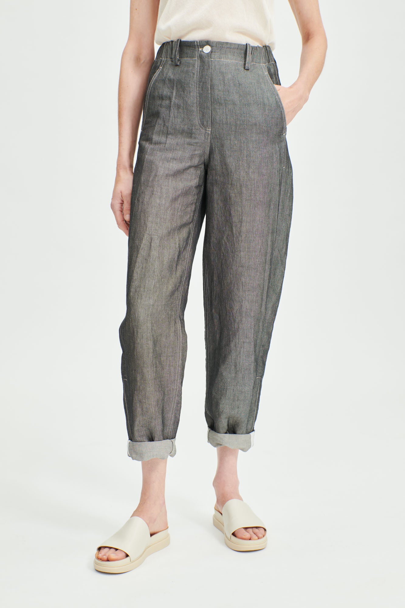 Casual pants with an elastic waistband and a loose fit