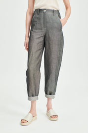 Casual pants with an elastic waistband and a loose fit