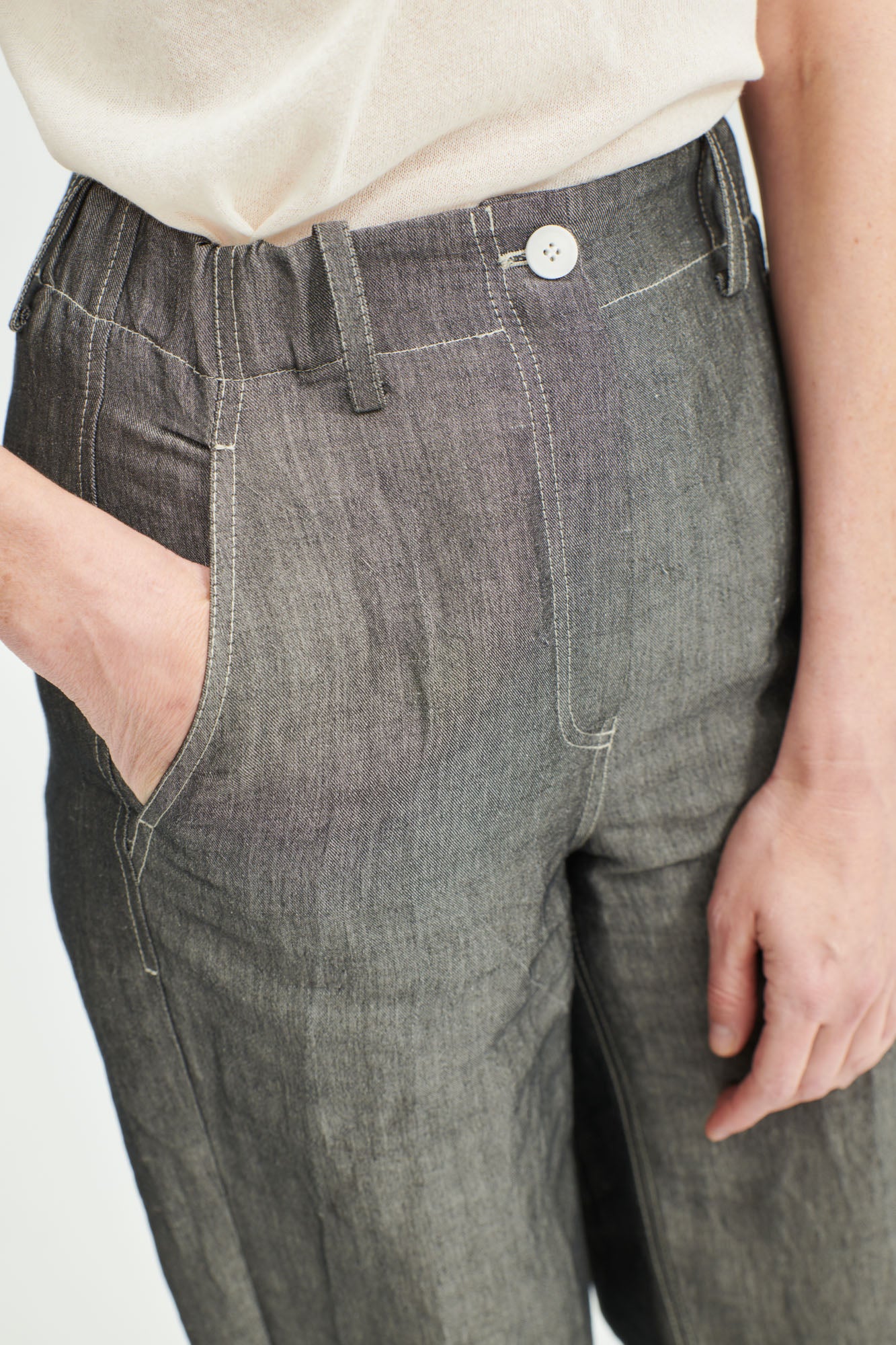 Casual pants with an elastic waistband and a loose fit