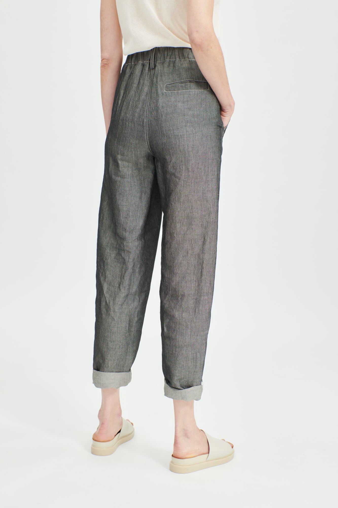 Casual pants with an elastic waistband and a loose fit