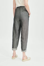 Casual pants with an elastic waistband and a loose fit